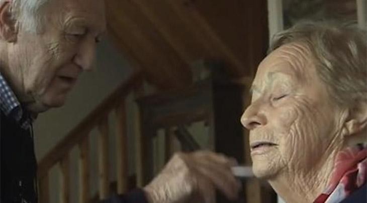 Senhor de 84 anos se inscreve em curso de maquiagem para ajudar esposa; vídeo fez o mundo chorar-0