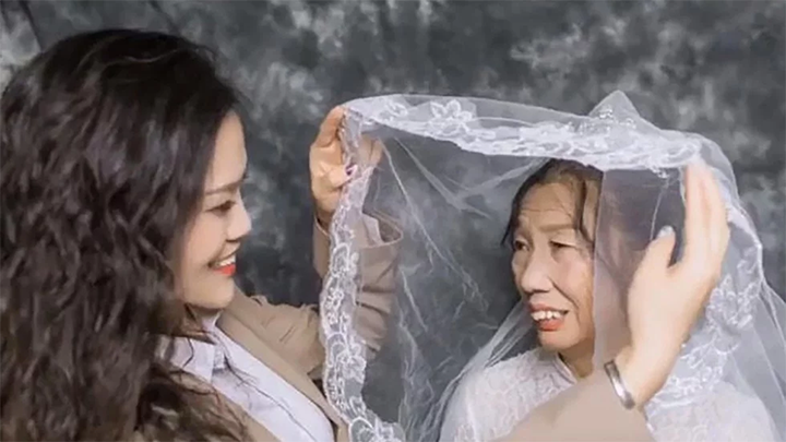 Na China, mulher dá à mãe viúva as fotos de casamento que ela nunca pôde ter-0