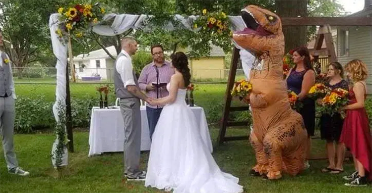 Noiva diz “use o que quiser” e dama de honra vai a casamento vestida de tiranossauro-0
