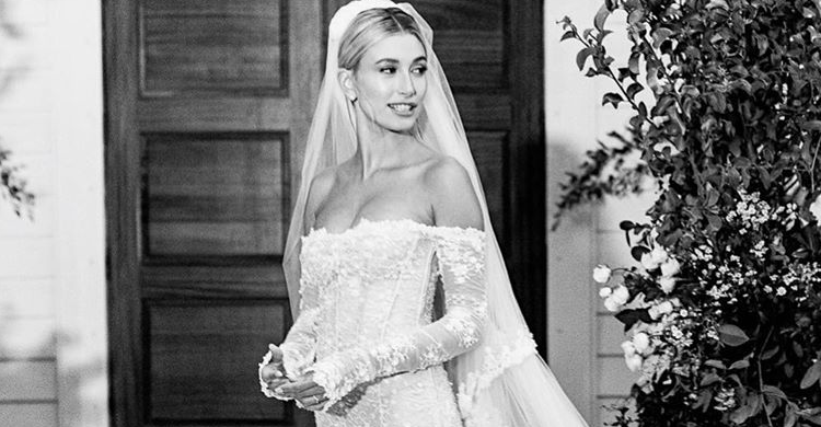 Vestido de casamento de Hailey Bieber é finalmente revelado – e mostra tendência de mensagem no véu-0