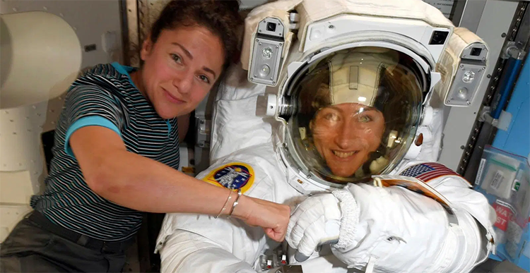 Momento histórico: finalmente acontece a primeira caminhada espacial só com mulheres! -0